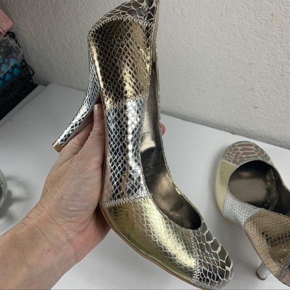 BCBG Paris silver gold snake skin leather heels round toe disco size 8 - Picture 8 of 11